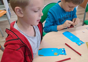Dzieci wykonują zakładki