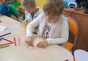 Dzieci wykonują zakładki