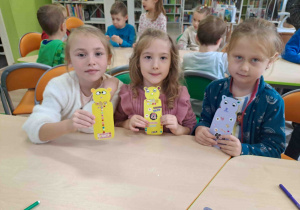 Dziewczynki prezentują wykonane zakładki