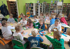 Dzieci oglądają książki