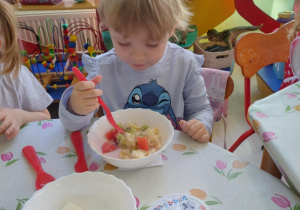 Degustacja sałatki owocowej