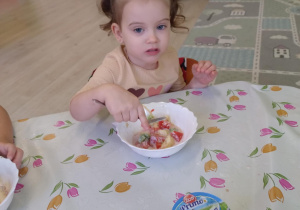Degustacja sałatki owocowej