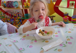 Degustacja sałatki owocowej