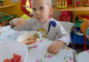 Degustacja sałatki owocowej