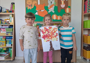 Dzieci pokazują swoją wykonaną prace