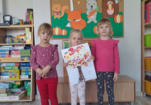 Dzieci pokazują swoją wykonaną prace