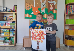 Dzieci pokazują swoją wykonaną prace