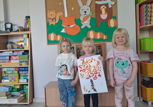 Dzieci pokazują swoją wykonaną prace