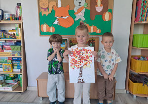Dzieci pokazują swoją wykonaną prace