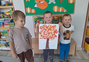 Dzieci pokazują swoją wykonaną prace