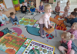 dziecko segreguje obrazek