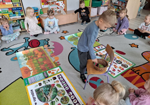 dziecko segreguje obrazek