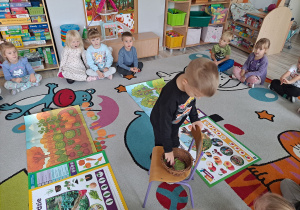 dziecko segreguje obrazek