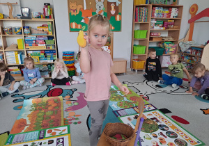 dziecko segreguje obrazek