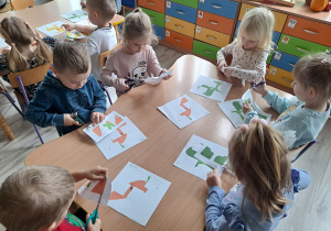 dzieci pracują przy stoliku