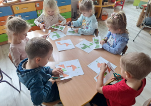 dzieci pracują przy stoliku