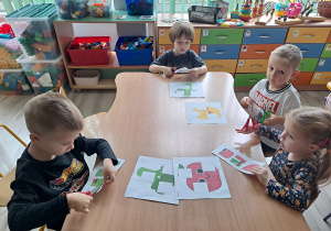 dzieci pracują przy stoliku