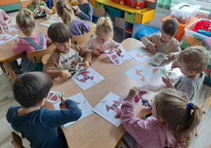 dzieci pracują przy stoliku