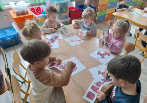 dzieci pracują przy stoliku