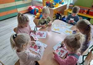 dzieci pracują przy stoliku