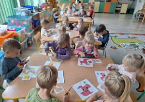 dzieci pracują przy stoliku