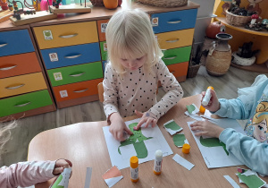 dzieci pracują przy stoliku