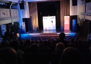 Dzieci oglądają przedstawienie