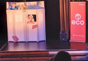 Dzieci oglądają przedstawienie