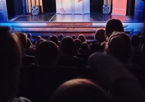 Dzieci oglądają przedstawienie