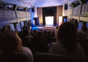 Dzieci oglądają przedstawienie