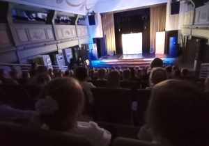 Dzieci oglądają przedstawienie