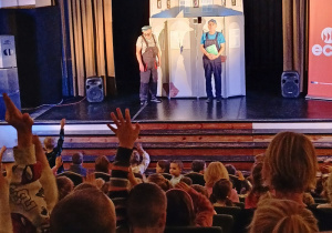 Dzieci oglądają przedstawienie