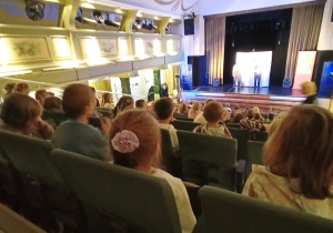 Dzieci oglądają przedstawienie
