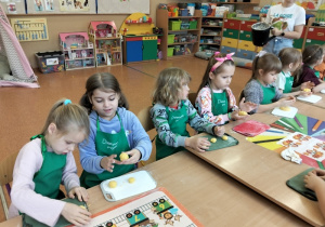 Dzieci lepią i kroją kopytka