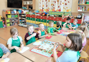 Dzieci lepią i kroją kopytka