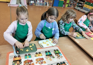 Dzieci lepią i kroją kopytka