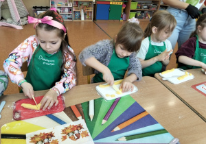 Dzieci lepią i kroją kopytka