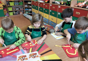 Dzieci lepią i kroją kopytka