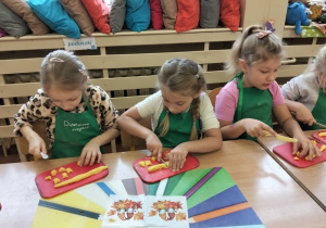 Dzieci lepią i kroją kopytka