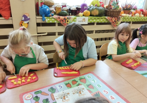 Dzieci lepią i kroją kopytka