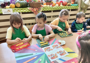 Dzieci lepią i kroją kopytka