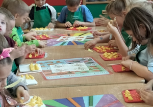 Dzieci lepią i kroją kopytka