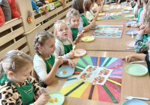 Dzieci lepią i kroją kopytka