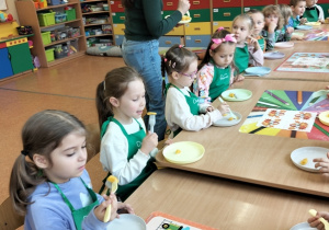 Dzieci lepią i kroją kopytka