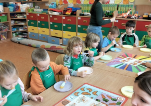 Dzieci lepią i kroją kopytka