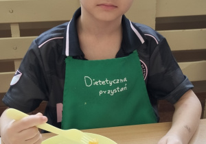 Kuba zjada z apetytem kopytka