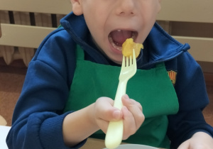 Szymonek zjada z apetytem kopytka