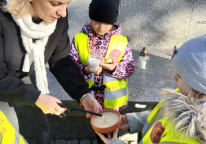 Dzieci kładą znicze na Grobie Nieznanego Żołnierza
