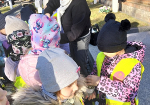 Dzieci kładą znicze na Grobie Nieznanego Żołnierza