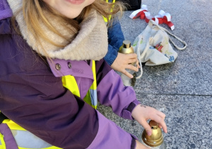 Dzieci kładą znicze na Grobie Nieznanego Żołnierza